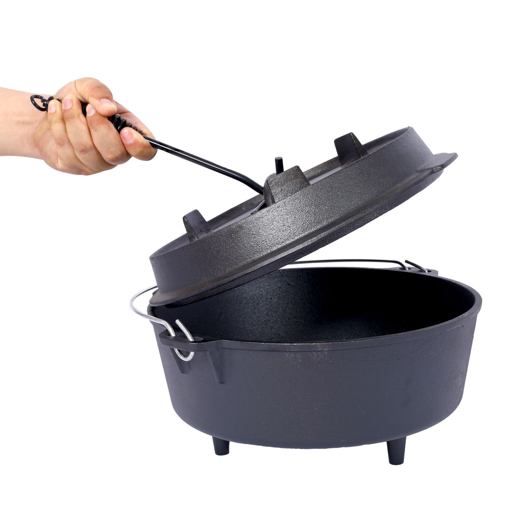 A hand using the coiled lifter tool to raise the lid off the pot
