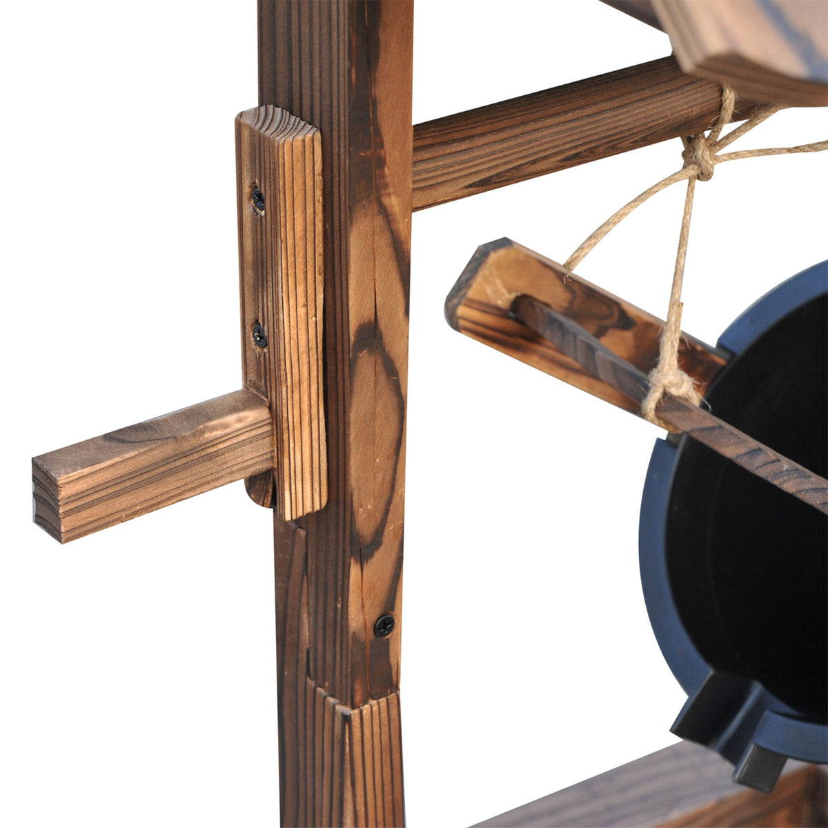 Close view of the crank, rope and carbonized timber